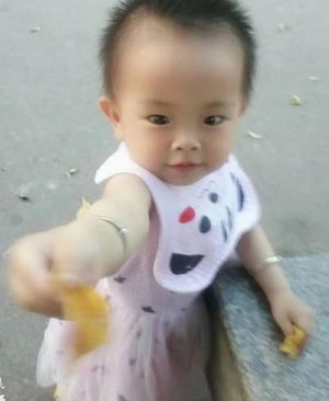寻找广东1岁小女孩范梦亭失踪身穿粉红色连衣裙，凉鞋。