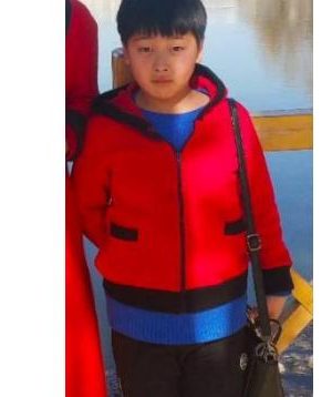 宁夏11岁男孩于2018.11.9失联，当天放学后至今未归，穿黄灰色相间的校服，抱着一个外套