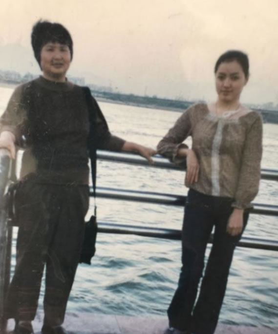 寻找杨三妹,头发多而粗皮肤白眉毛 于1985年10月23日新疆维吾尔自治区福海县汽车站东风旅社失踪