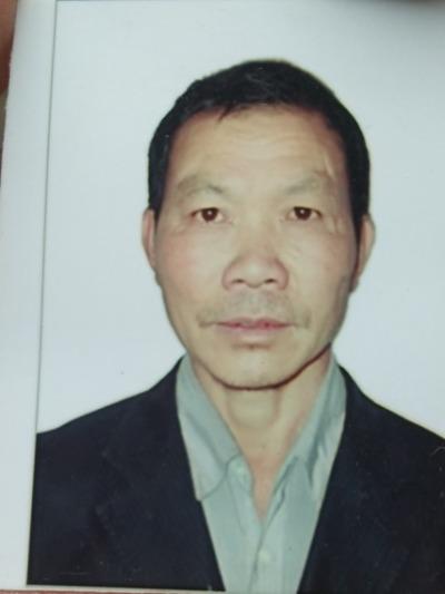 父亲，贵州六枝特区人，60岁，布依族人。家中爷爷相思已故。