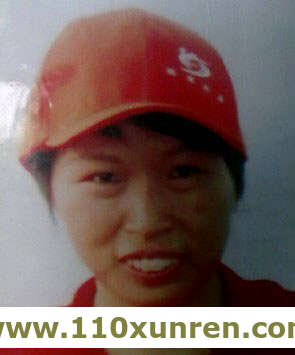 河南马瑞利(离家出走),穿黄色羽绒服红色高领毛衣黑色